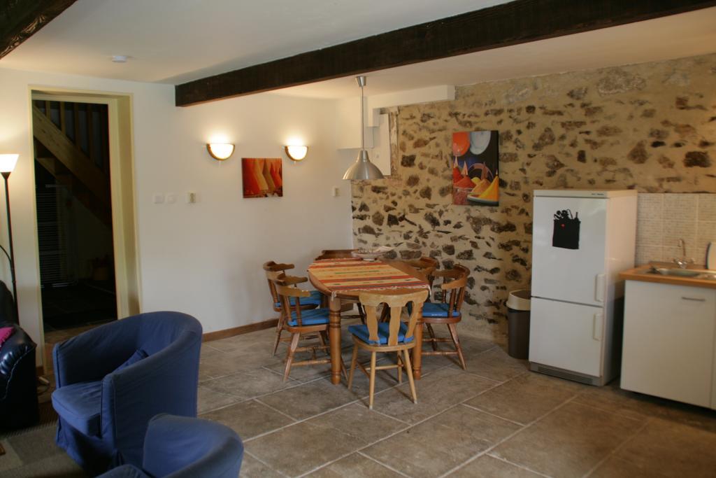 Bed and Breakfast Le Petit Mas D'Ile Saint-Germain-de-Confolens Zimmer foto
