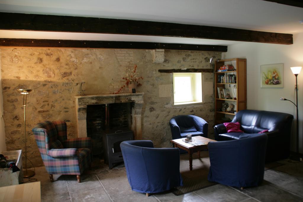 Bed and Breakfast Le Petit Mas D'Ile Saint-Germain-de-Confolens Zimmer foto