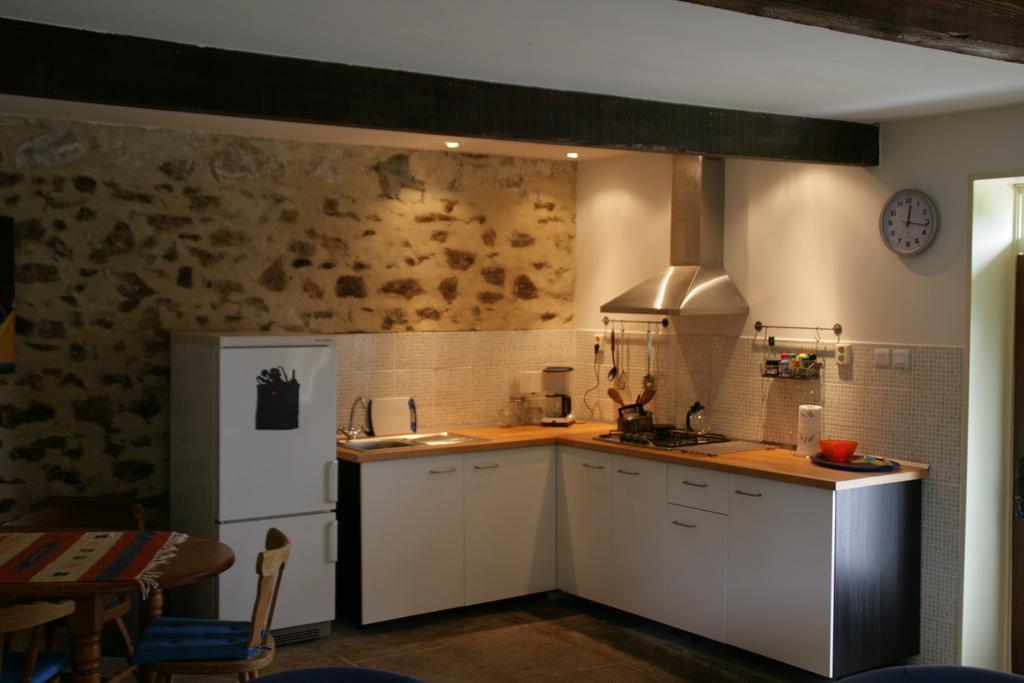 Bed and Breakfast Le Petit Mas D'Ile Saint-Germain-de-Confolens Zimmer foto