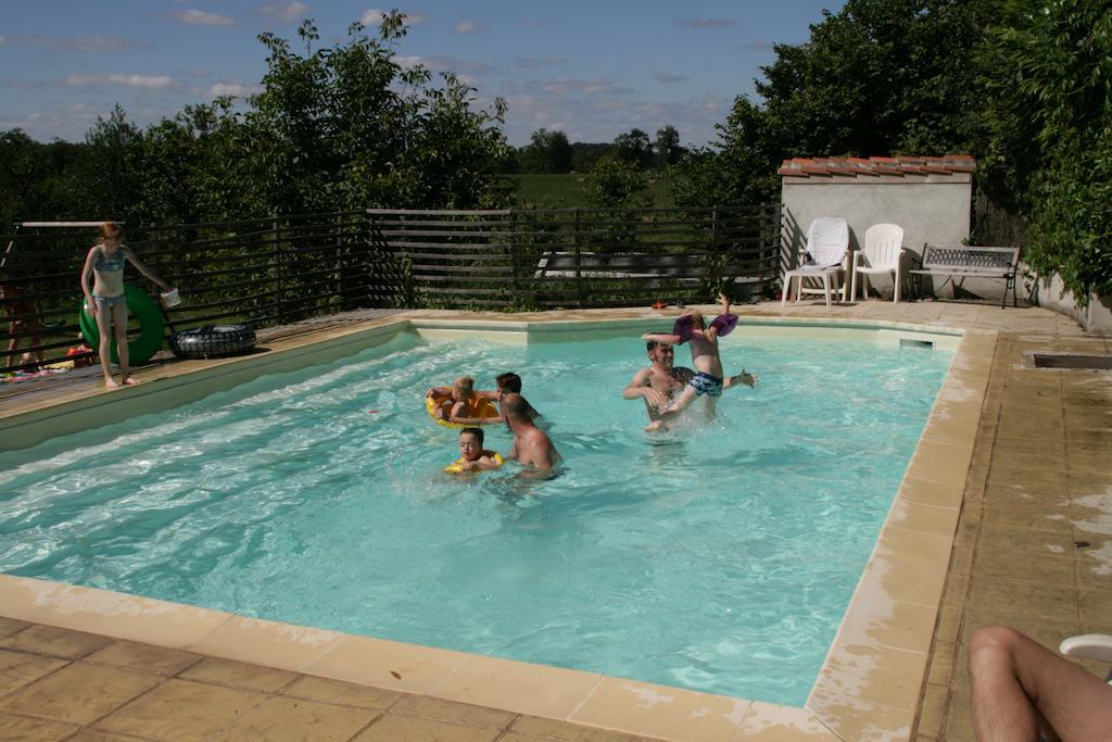 Bed and Breakfast Le Petit Mas D'Ile Saint-Germain-de-Confolens Exterior foto